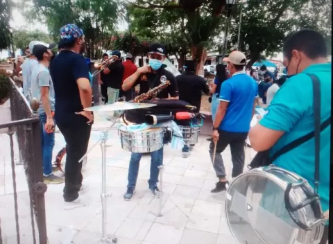Artistas y músicos protestan en parque de la ciudad de Santiago de Veraguas 