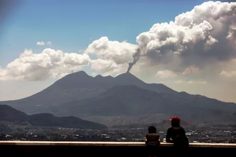 Los volcanes de Fuego y Pacaya en Guatemala continúan con erupciones
