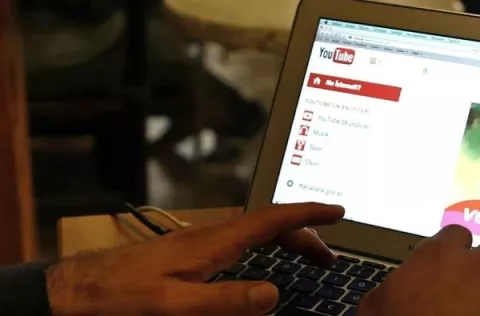 YouTube lanza en Estados Unidos un servicio de videos cortos para competir con TikTok