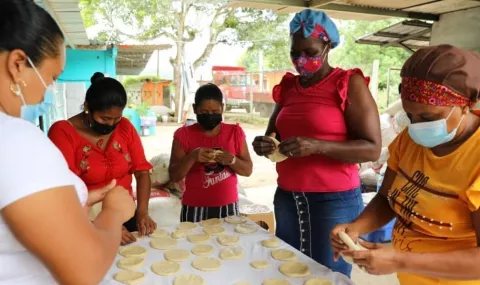 Mujeres se unen a proyecto ambiental utilizando estufa ecológica en Achiote, Colón  