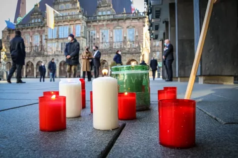 Alemania recuerda a casi 80,000 muertos de la covid-19, mientras activa remedios