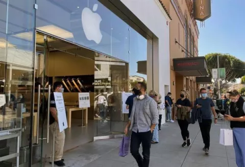 Apple cumple 45 años con el objetivo de pasar del 'hardware' a los servicios
