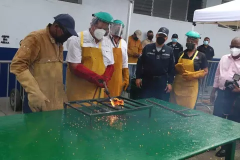 Destruyen armas de fuego que fueron decomisadas en operativos policiales en Colón