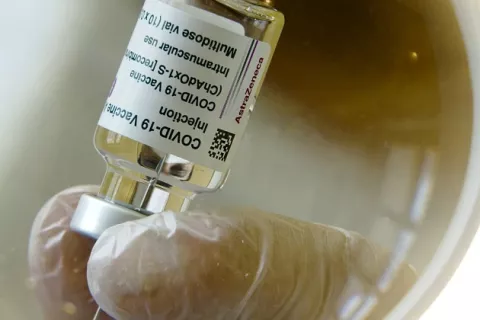 Aplican vacuna de AstraZeneca contra la covid-19 a altos funcionarios en Costa Rica