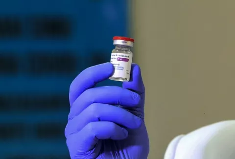 La EMA confirma 'posible vínculo' de vacuna de AstraZeneca con casos raros de coagulación