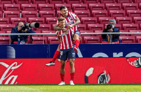 El Atlético vuelve a distanciarse del Real Madrid