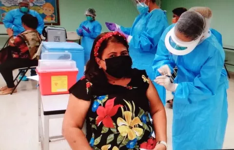 Docentes de la región de Azuero reciben la primera dosis de la vacuna contra la covid-19