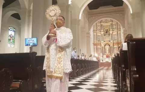 Arzobispo José Domingo Ulloa bendijo desde los cielos al pueblo panameño