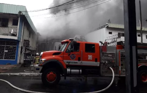 Se incendia almacén en la ciudad de David