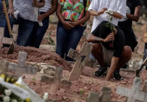 Brasil registra un nuevo máximo diario de 4,249 muertes por covid-19