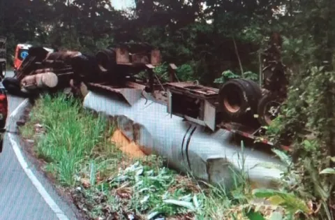 Un herido al volcarse camión articulado en La Chorrera