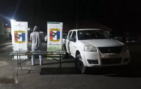 En dos operativos en el puesto de control de Bayano en Chepo incautan 57 paquetes de droga y detienen a dos personas