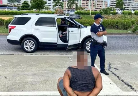 Persecución y decomiso de presunta marihuana en la Cinta Costera