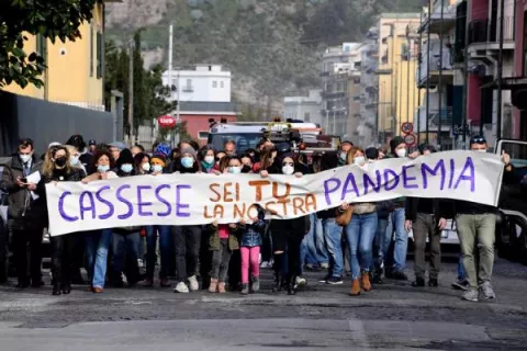 Italia abre los colegios para alumnos de hasta 12 años también en 'zona roja'