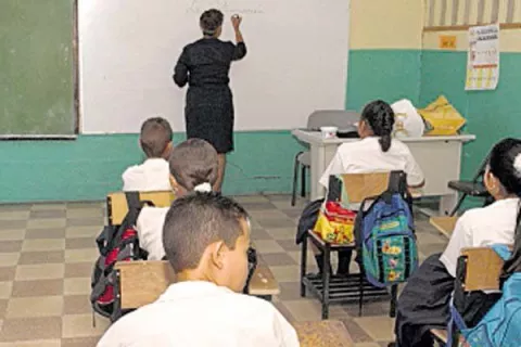Gremios magisteriales consideran arbitrario e inconsulto anuncio sobre posible inicio de clases semipresenciales el 12 de abril