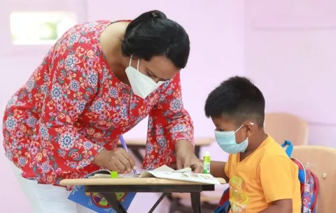 ¿Cuántas horas pasará el estudiante en la escuela durante las clases semipresenciales?