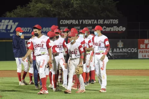 Coclé gana a Herrera y extiende la serie final en el béisbol juvenil