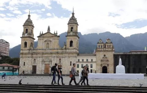 Colombia enfrenta un primer fin de semana confinada por la tercera ola de covid-19