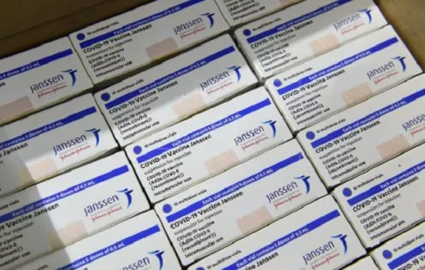 ¿Qué implica la 'pausa' en el uso de la vacuna de Johnson & Johnson contra la covid-19?