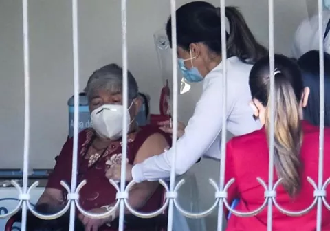 Costa Rica ha vacunado al 10% de su población y recibe dosis de AstraZeneca