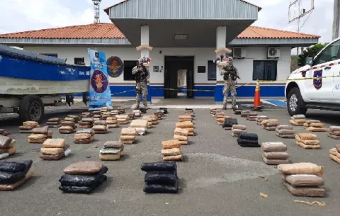 Detienen a cuatro hombres en una lancha rápida con 335 paquetes de droga en Punta Mala