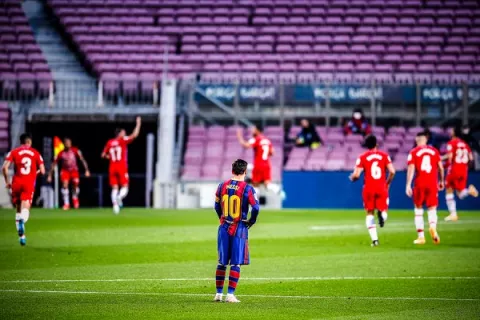 Barcelona es aturdido por el Granada y abre la carrera por el título de LaLiga 