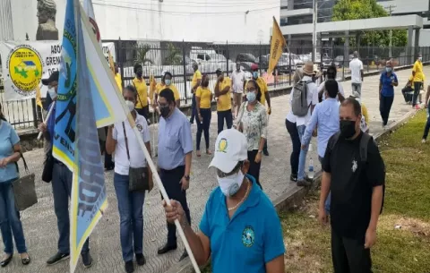 Educadores catalogan de irresponsables al Minsa y el Meduca por clases semipresenciales