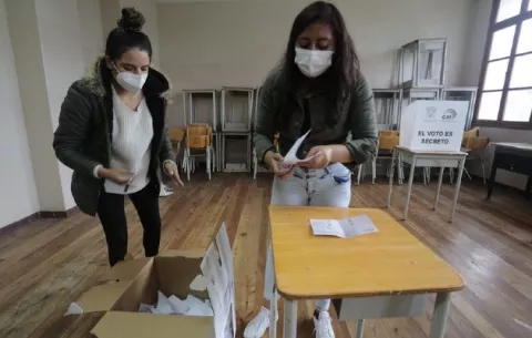 Guillermo Lasso con más del 50% de los votos en el balotaje para suceder al gobernante de Ecuador
