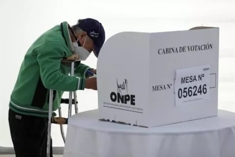 Numerosos retrasos en la apertura de las mesas electorales en Perú