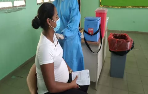 ¿Por qué las mujeres embarazadas no están acudiendo a vacunarse contra la covid-19 ?