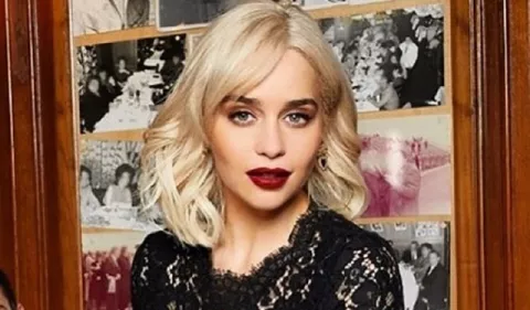 Emilia Clarke revela su rutina facial y su trucos caseros de belleza