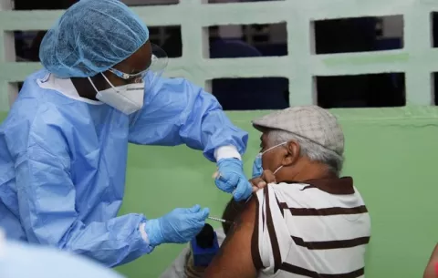 Actualizan datos para incluir a pacientes con enfermedades crónicas en proceso de vacunación contra la covid-19
