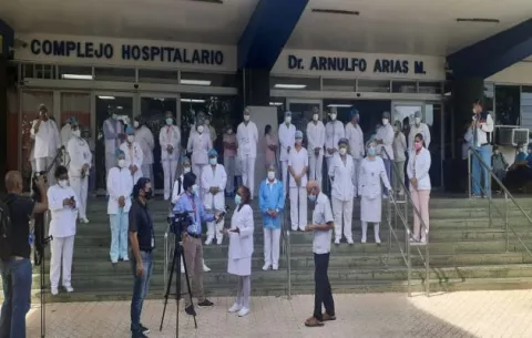 Enfermeras prorrogan paro de labores por 48 horas más, mientras se mantienen negociaciones con autoridades