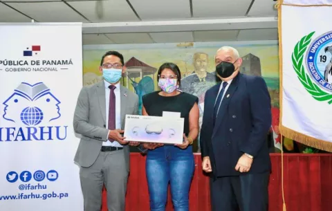 Estudiantes de la Universidad de Panamá son beneficiados con becas del Ifarhu