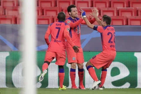 Chelsea pone un pie en semifinales gracias a los goles de Mount y Chilwell