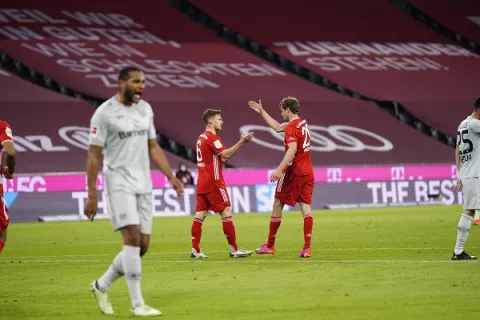 El Bayern queda a un paso del título y el Schalke desciende luego de 30 años