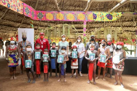 Familias en Ella Purú Emberá reciben dispositivos electrónicos y utensilios de primera necesidad