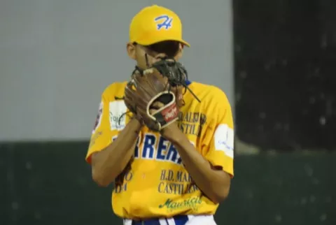 Herrera gana y Alexis Bernal a un paso de los 100 ponches en el juvenil, Chiriquí y Los Santos pegan