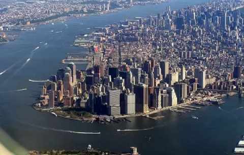 Nueva York podría subir impuestos a los millonarios residentes
