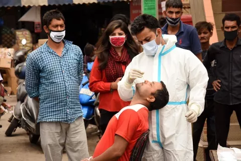 Nuevo récord de 1,761 muertes en 24 horas por coronavirus en la India