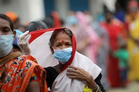 La India supera los 300,000 casos diarios de covid-19 y registra nuevo récord de muertes