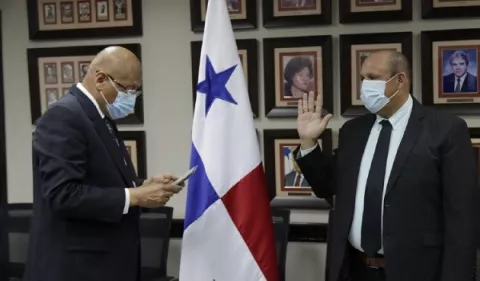 Director el Ipacoop toma posesión de su cargo
