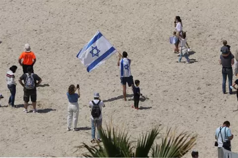 Los israelíes ya no deberán usar mascarilla al aire libre a partir del domingo