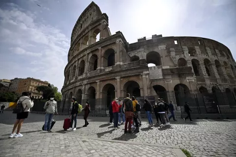 Italia suma 301 muertes por covid-19, el día que comienza su reapertura