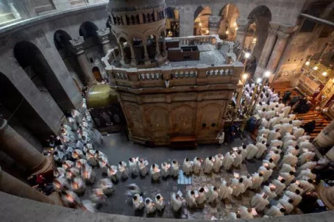 Jerusalén comienza el Jueves Santo con una misa temprana en el Santo Sepulcro