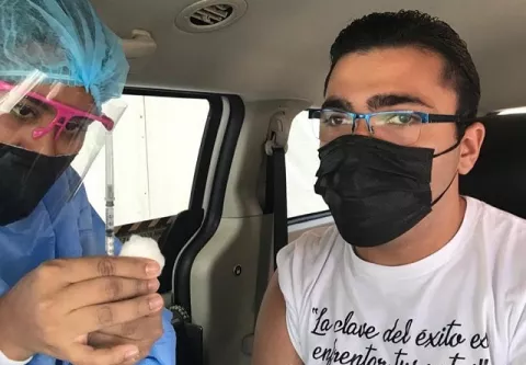 Juanpi Dolande felicita a los organizadores del centro de vacunación del Estadio Rommel Fernández