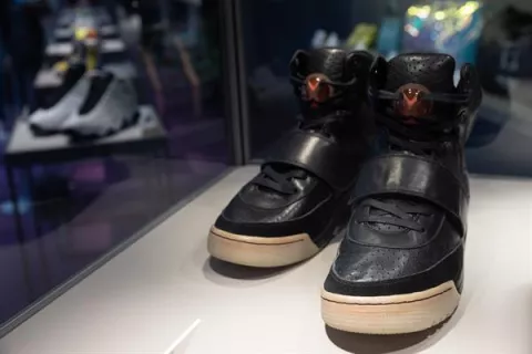 Zapatillas deportivas de Kanye West vendidas en 1.8 millones de dólares baten récord