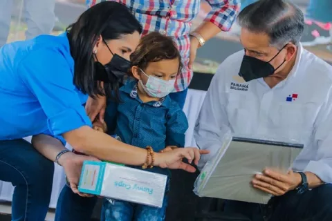 Gobierno Nacional entrega motocultor e insumos para moradores de Las Minas de Herrera
