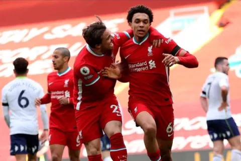 Alexander Arnold rescata al Liverpool en Anfield