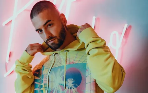 Maluma se abre paso en el mundo de la moda, colabora con la firma francesa Balmain